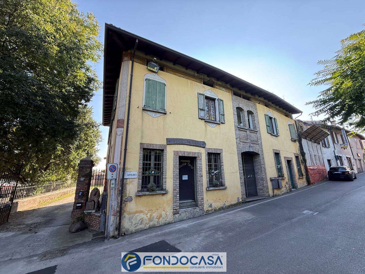 Locale commerciale, Cazzago San Martino