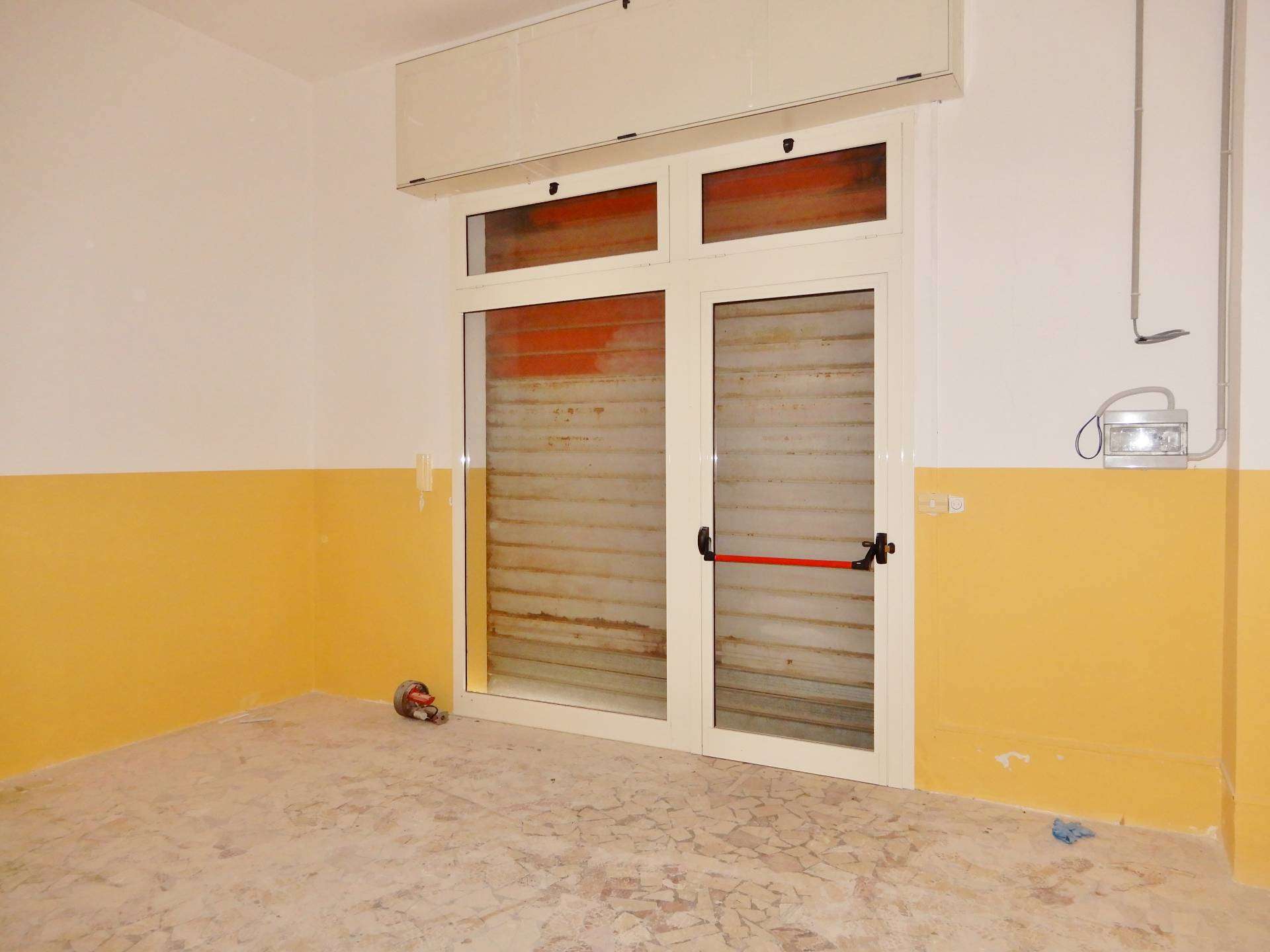 Negozio via Mottola d'Amatosnc, Catanzaro