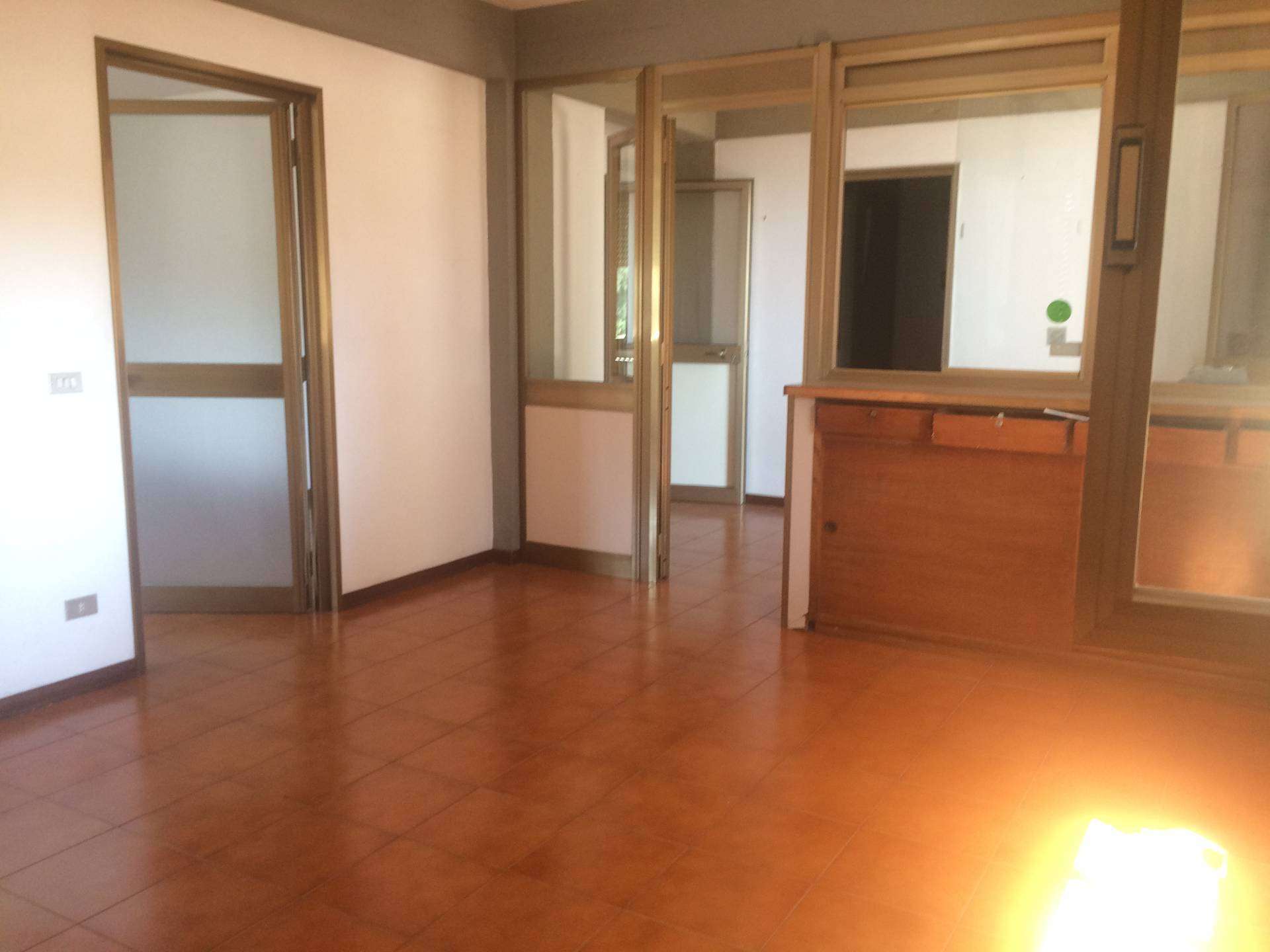 Attività  commerciale via umberto terracini22, Cascina