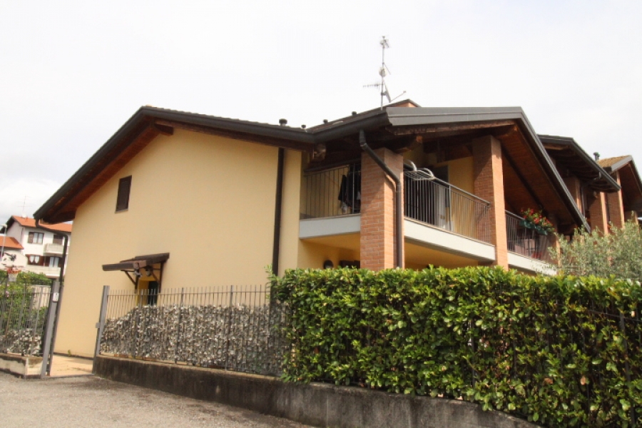 Villetta a schiera, Faloppio