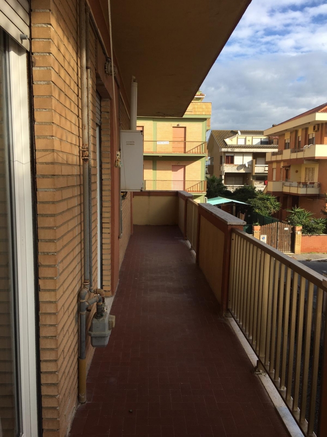 Appartamento via rumenia  loading=