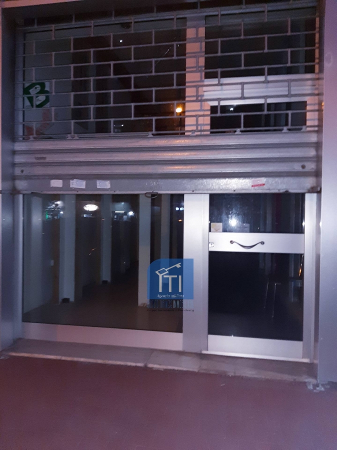 Locale commerciale PIAZZA BERNINI  - foto 4