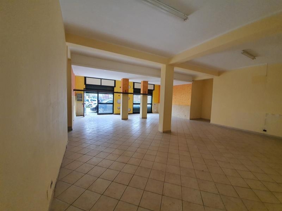 Negozio Via Santa Maria di Licodia, 47  - foto 2
