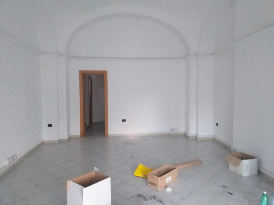 Locale commerciale pomigliano 