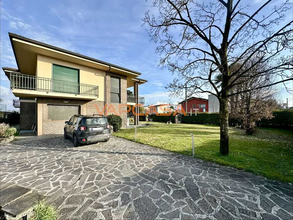 Casa Bi - Trifamiliare VIA FOSSE ARDEATINE, Calcio