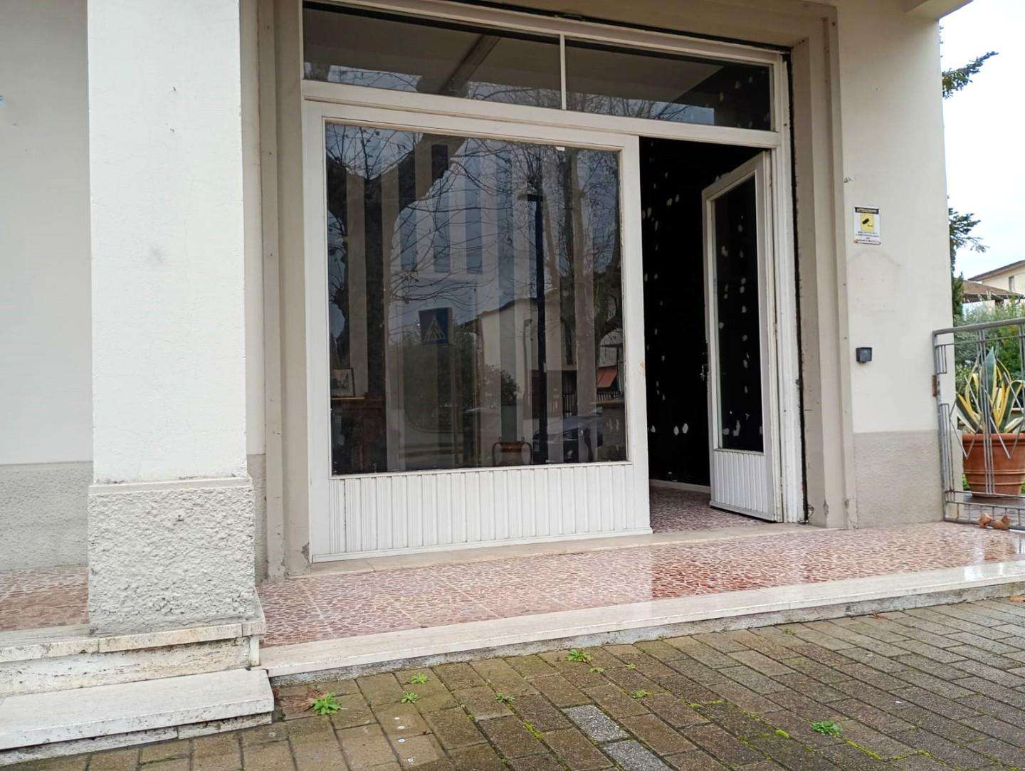 Negozio Via Tosco Romagnola Est,, San Miniato