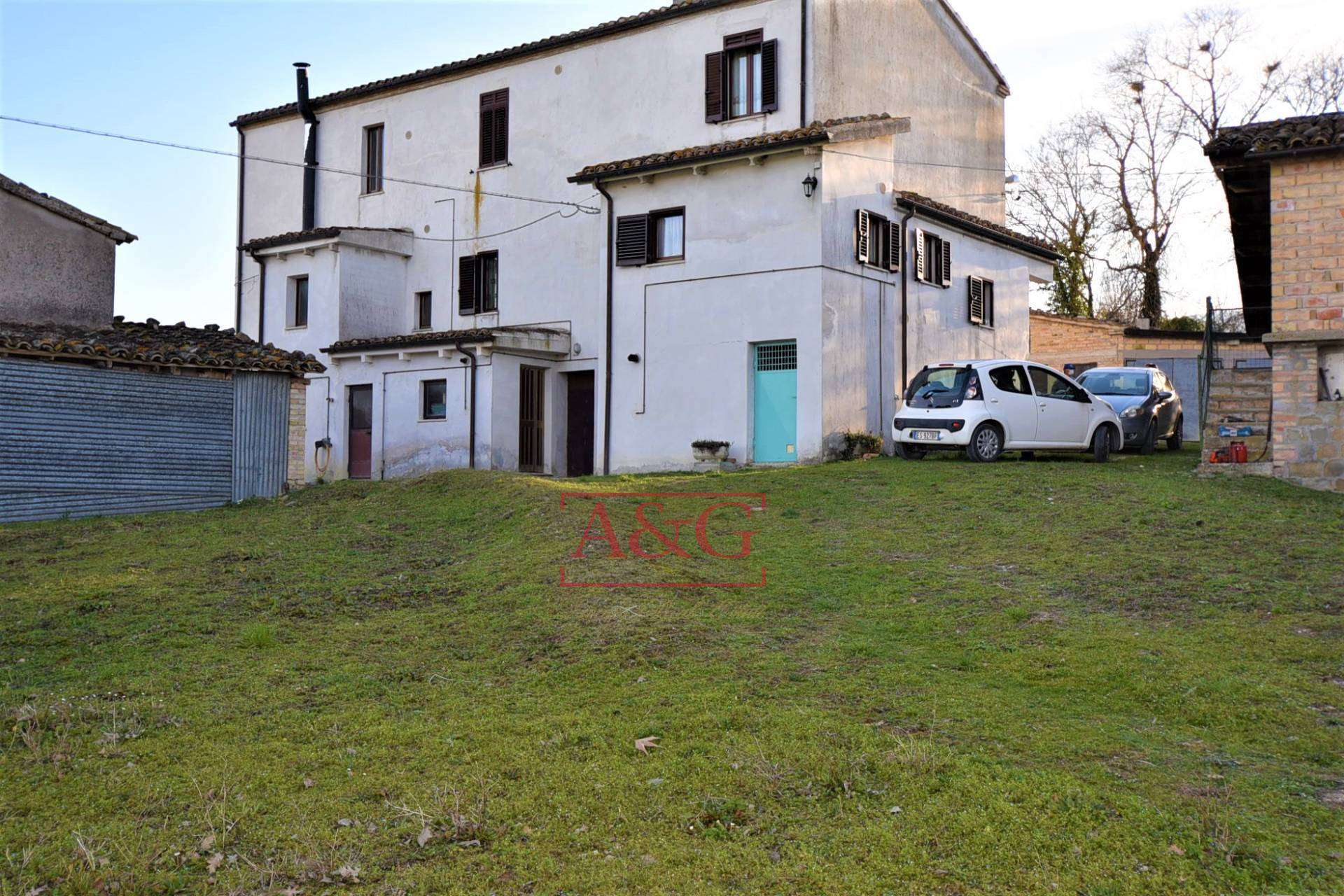 Casa indipendente Contrada Schito, Sarnano