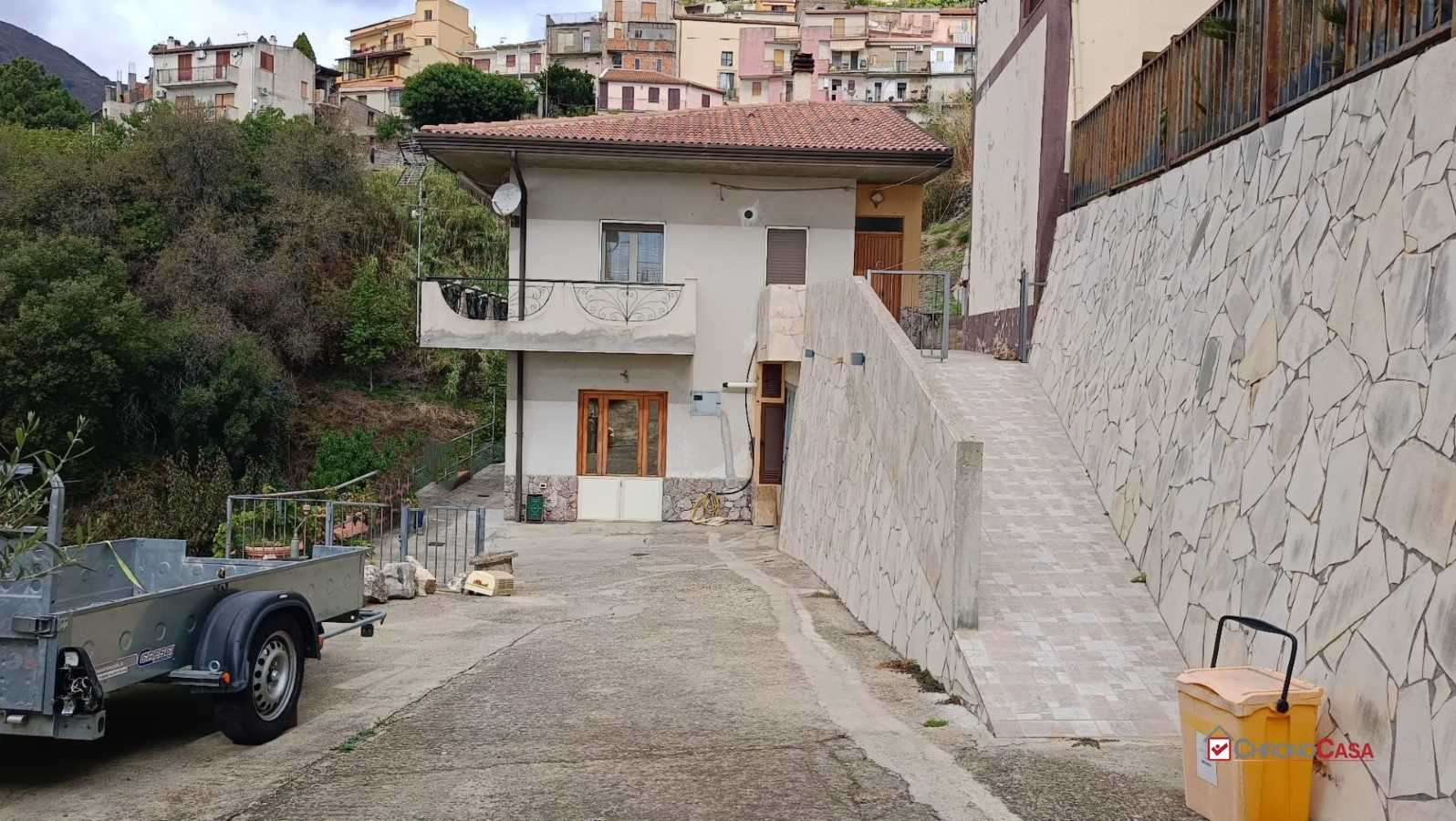 Villa pressi chiesa duomo, Alì Terme