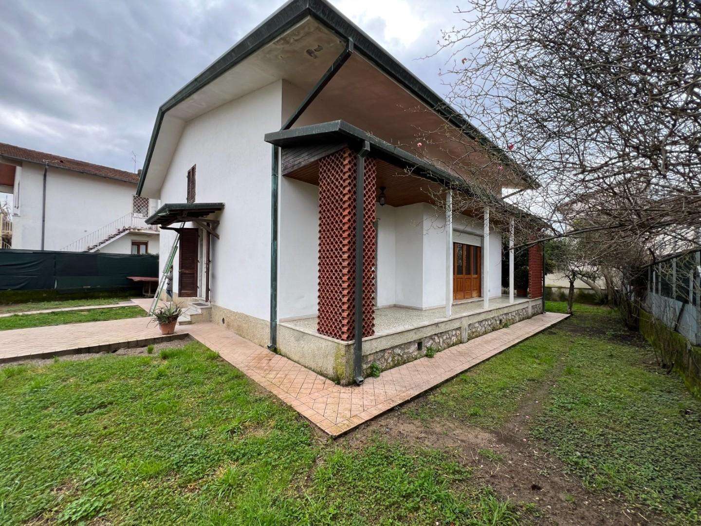 Villa Via S. Leonardo,, Massa