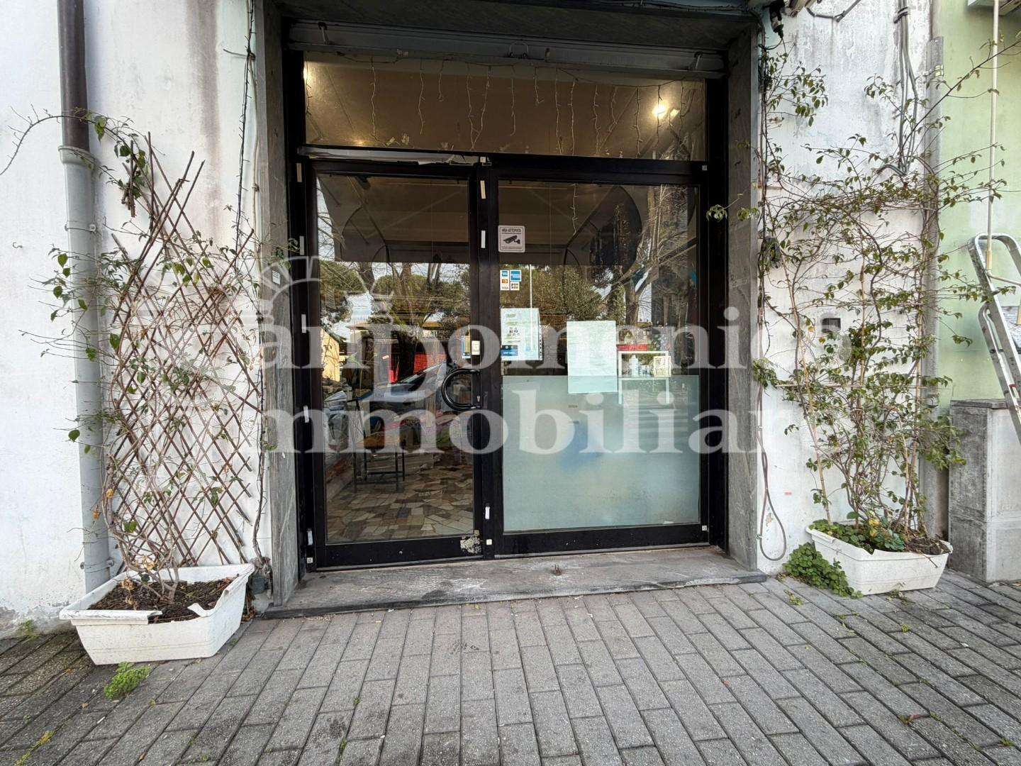 Attività  commerciale Cavalcavia Sant 'Ermete Nord, Pisa