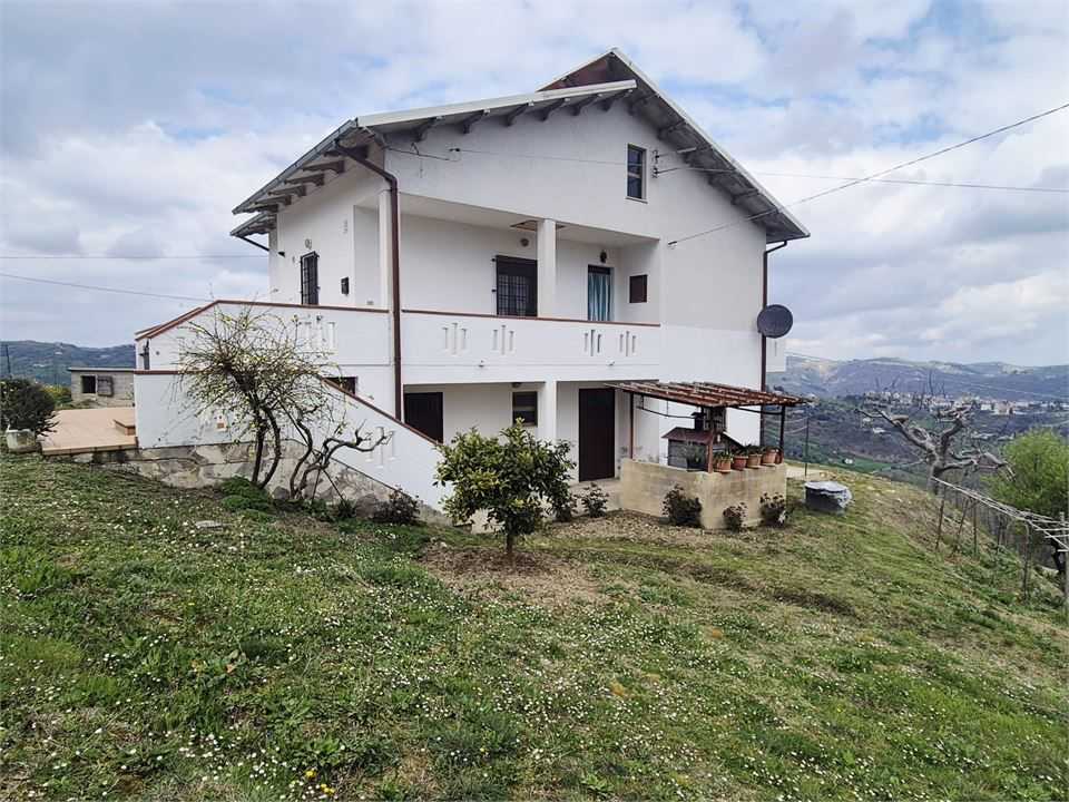Villa Borgo Santa Maria, Castiglione Messer Raimondo