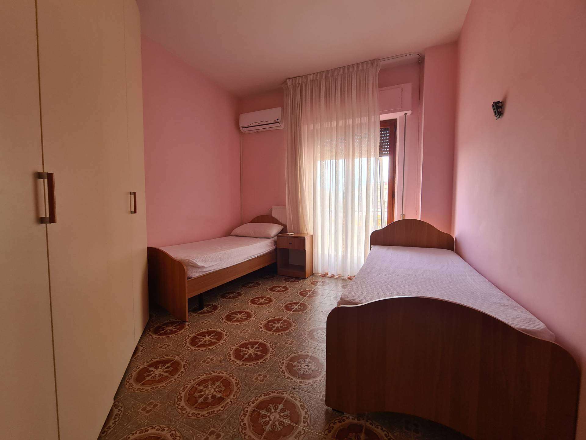 In camera singola viale Crotone118, Catanzaro