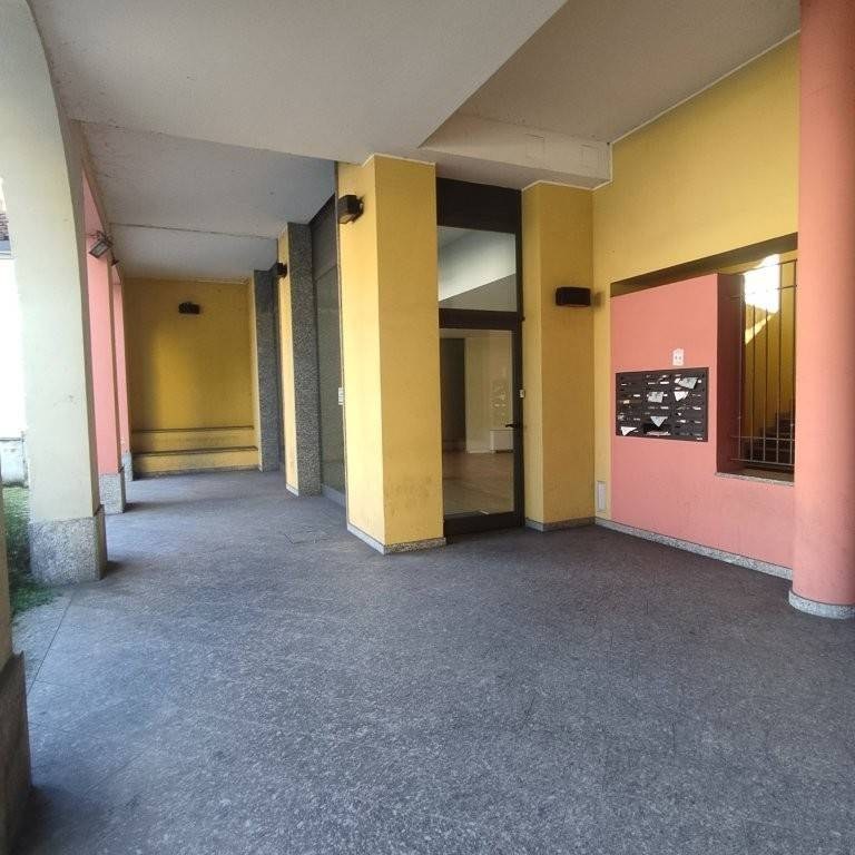 Locale commerciale Via 25 Aprile, Besozzo
