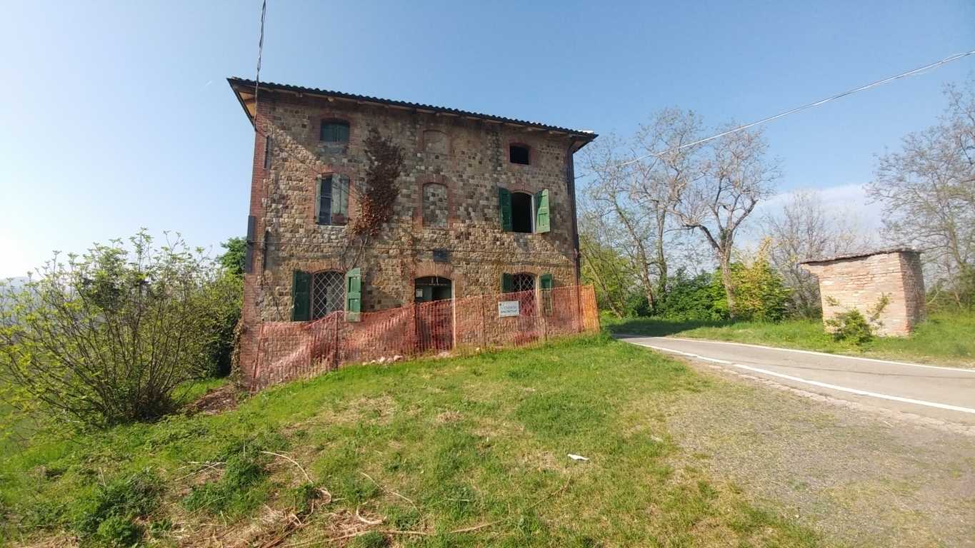 Casa indipendente Via Castello, Monte San Pietro