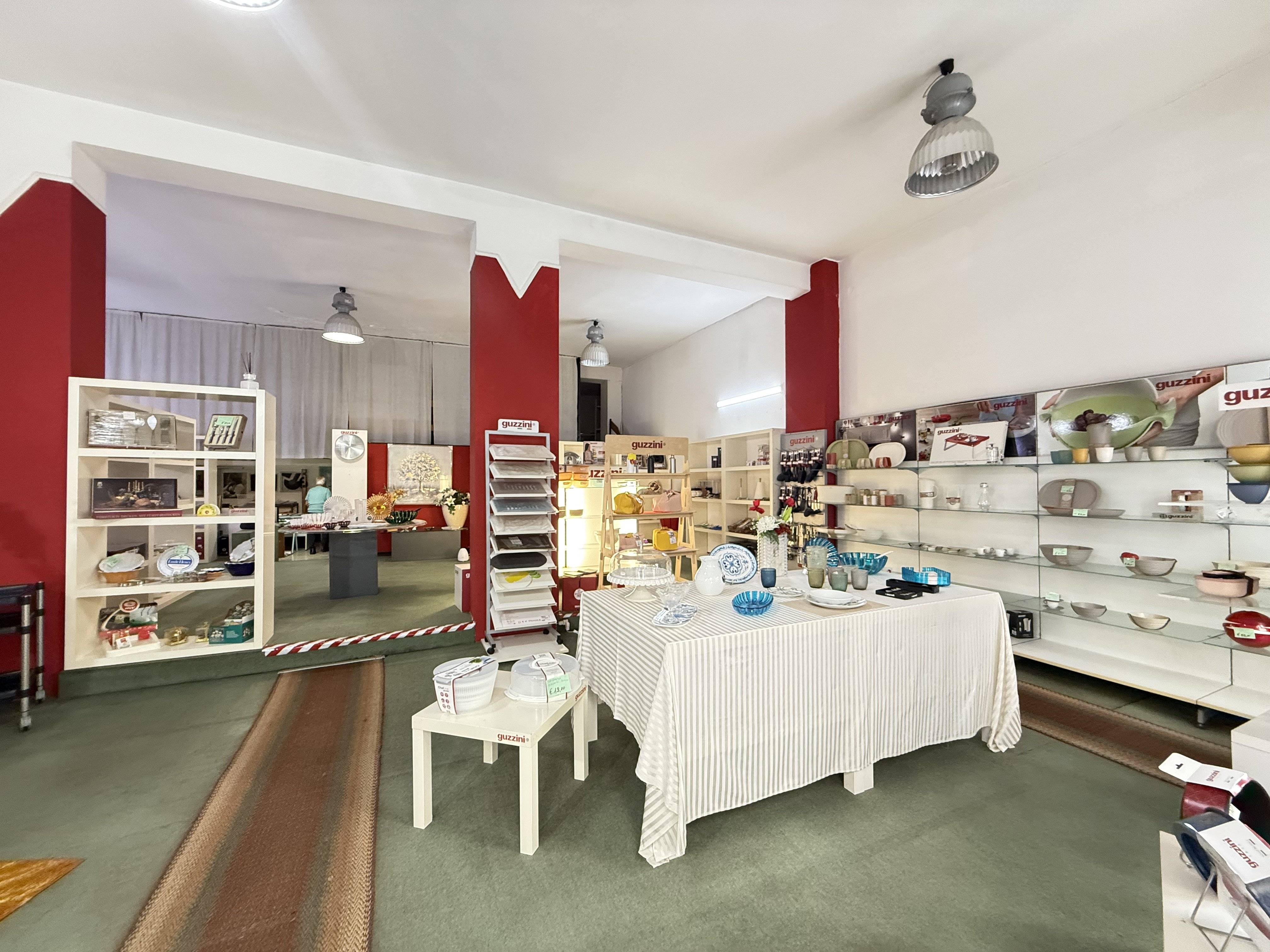 Locale commerciale Via Sichelmanno, 16, Salerno