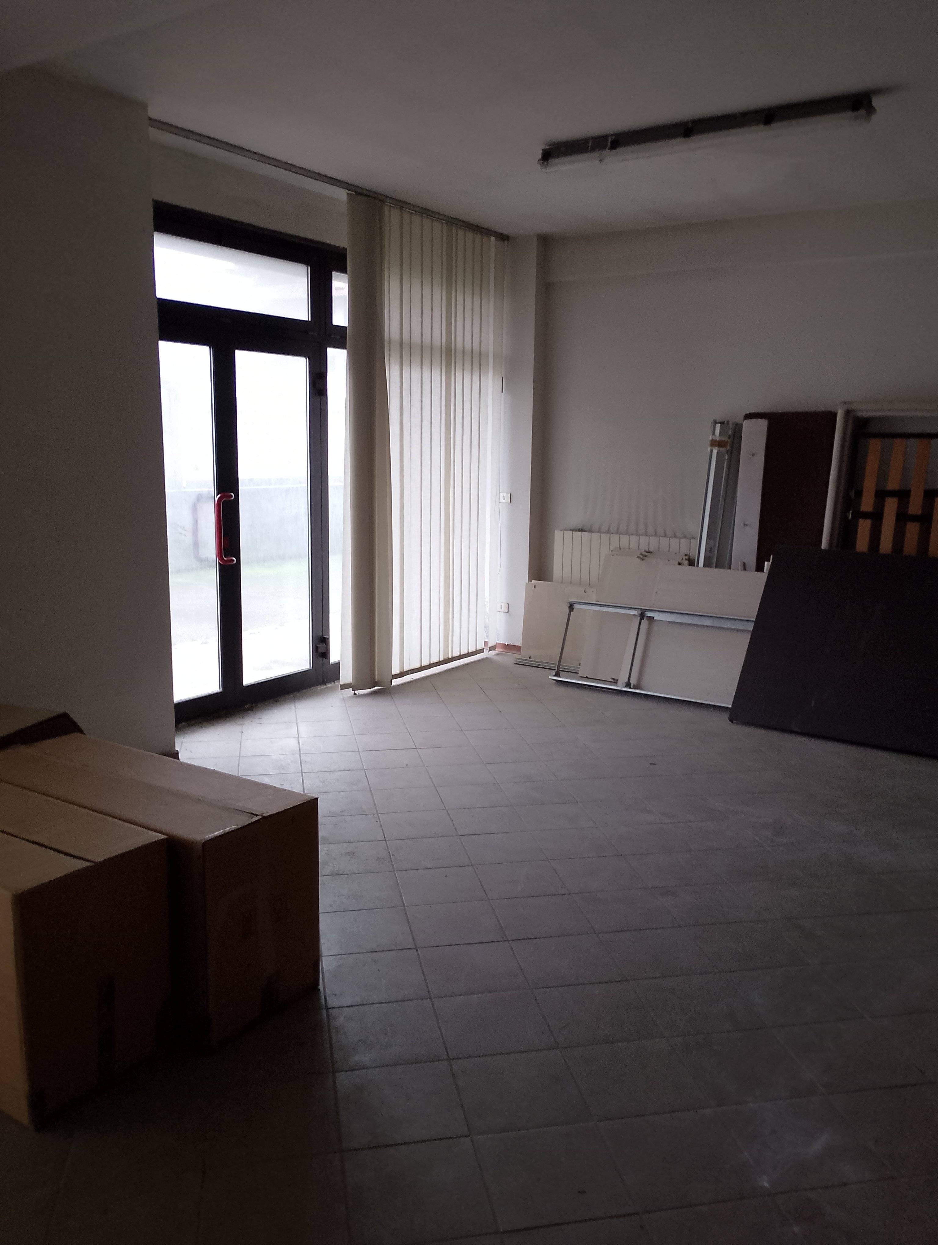 Negozio Via Vetriano, Massa e Cozzile