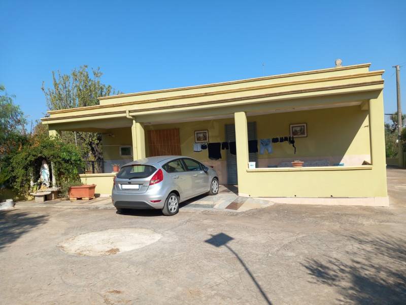 Villa, Carovigno