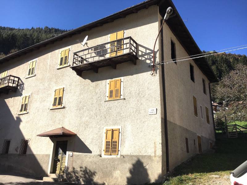 Casa indipendente Vigo Rendena, Porte di Rendena