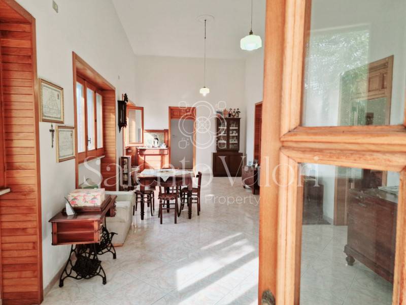 Villa, Parabita