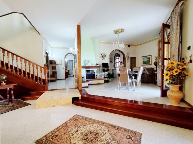 Villa, Maglie