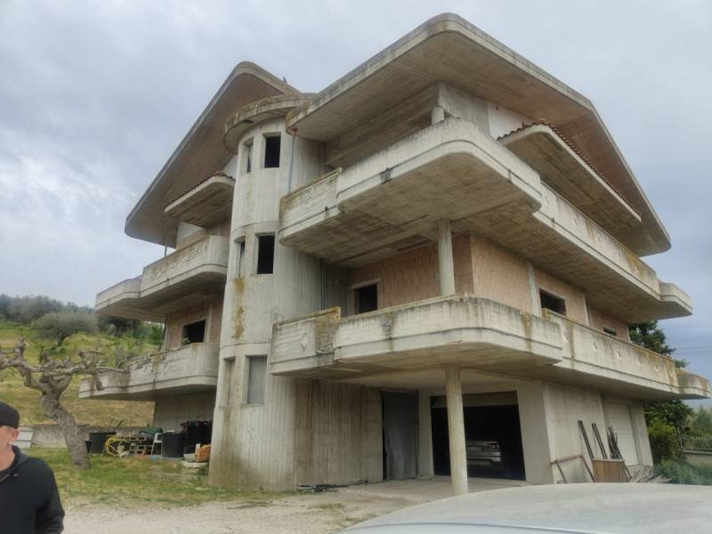 Villa Cappelle Sul Tavo, Cappelle sul Tavo