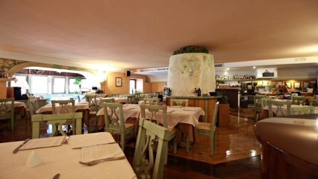 Attività  commerciale, Moena