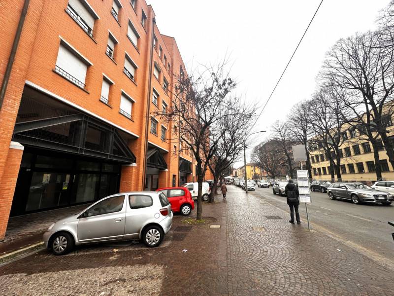 Attività  commerciale San Donato, Bologna