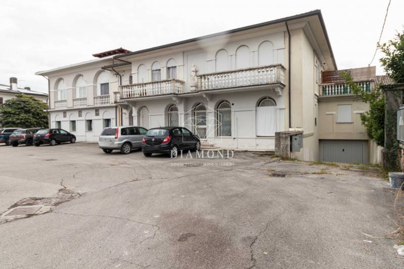 Palazzo - Stabile Onè di Fonte, Fonte