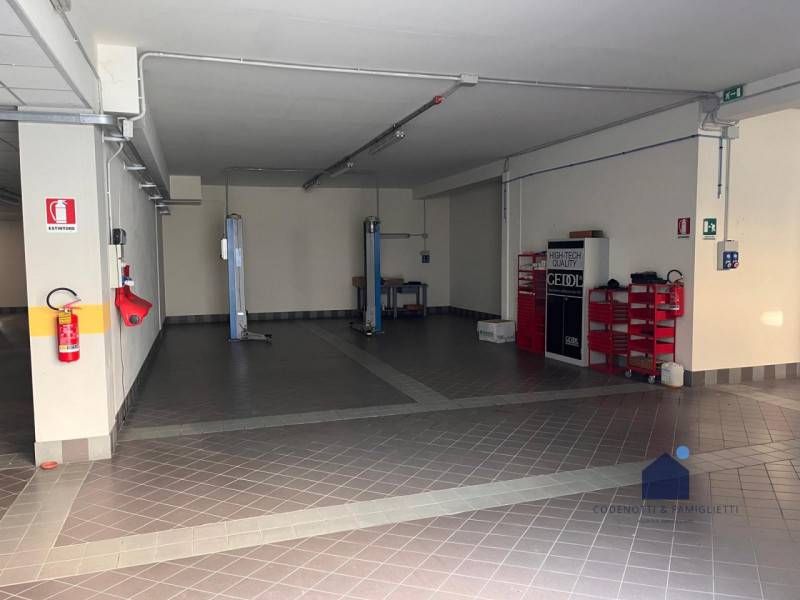 Attività  commerciale Via Crocifissa / Piazzale Battisti, Brescia