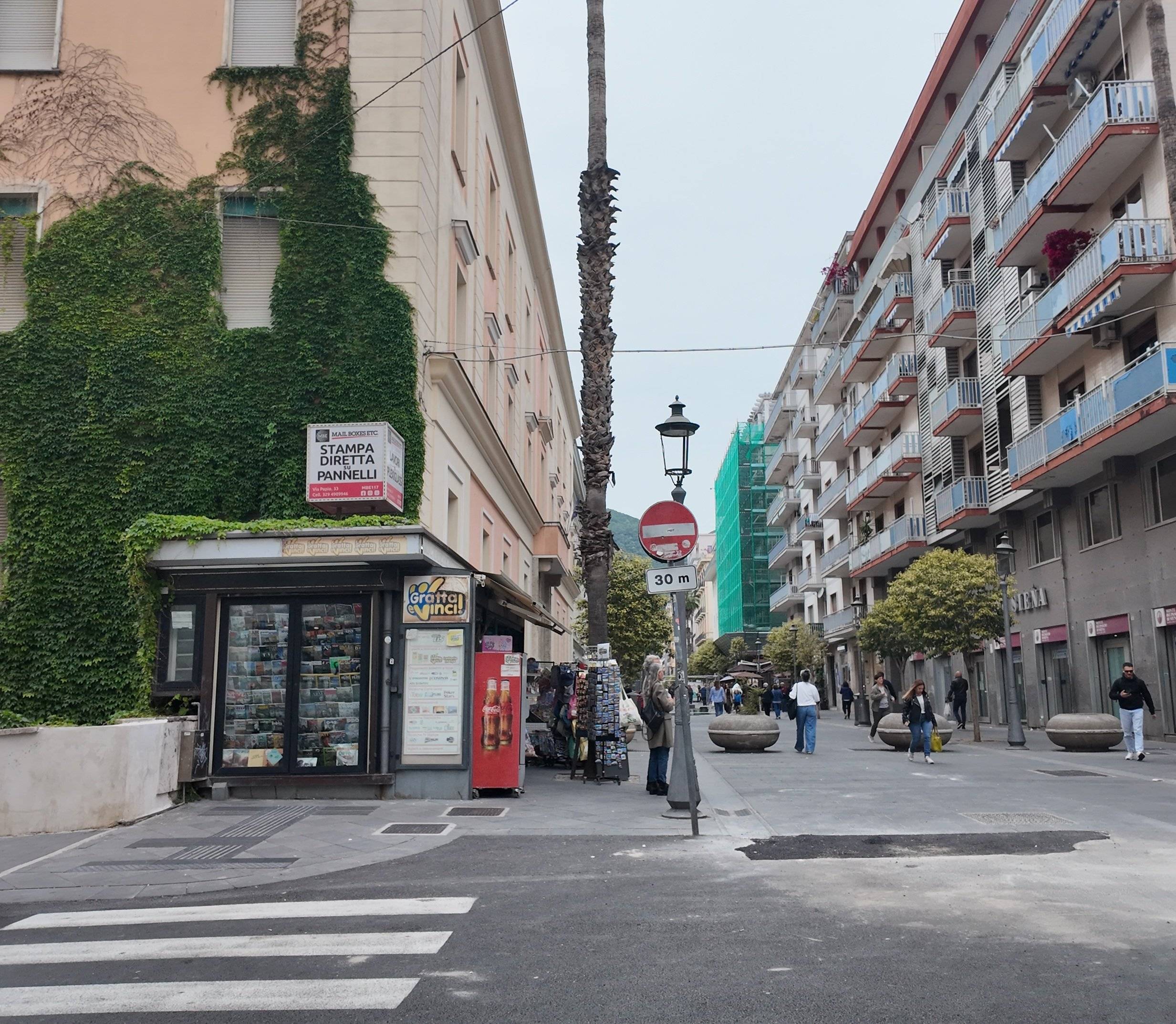 Locale commerciale Via Armando Diaz, 5, Salerno