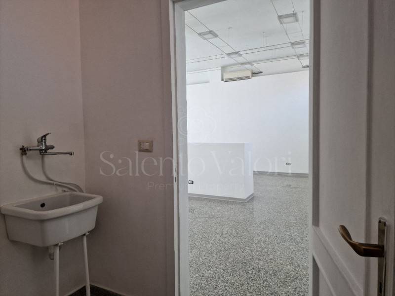Attività  commerciale, Parabita