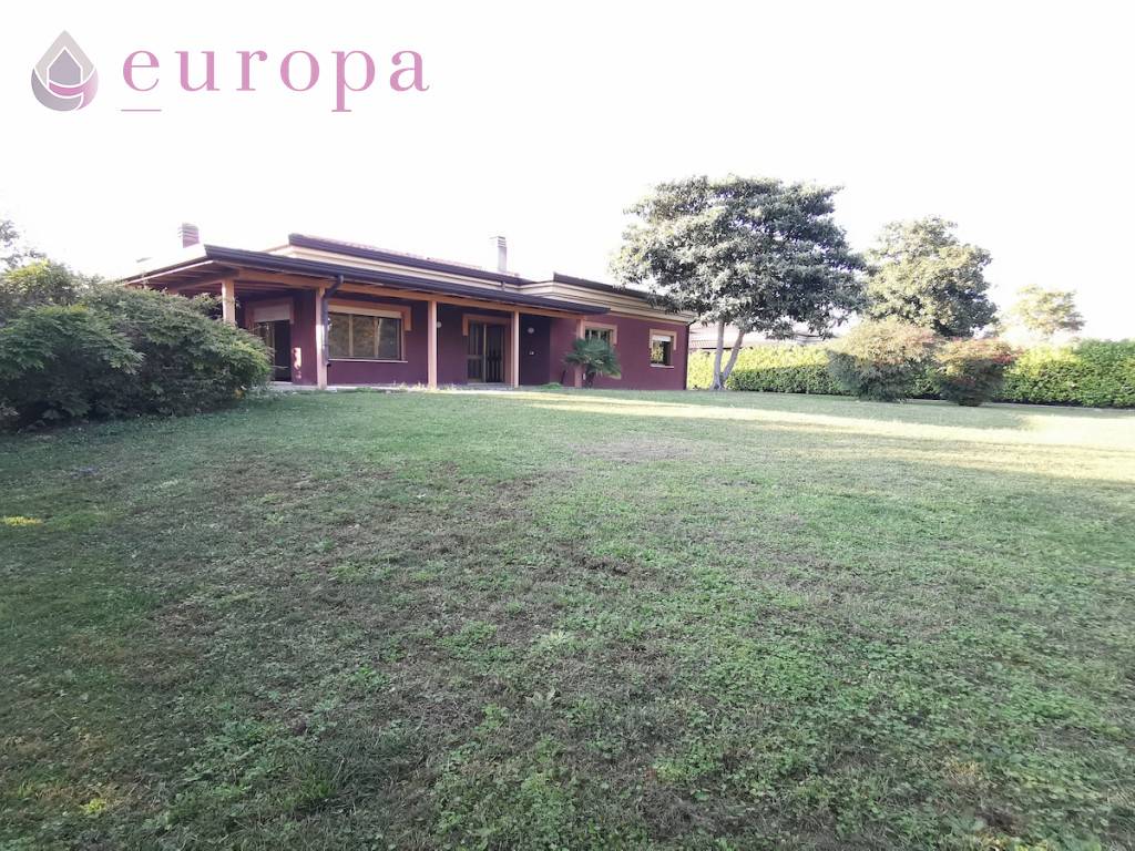 Villa, Roveredo in Piano