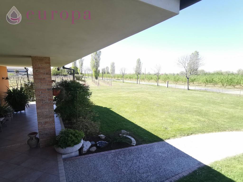 Villa, Chions