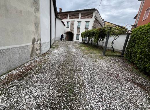 Villa, Madone