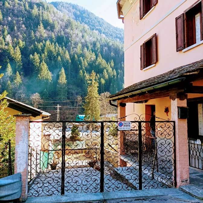 Porzione di casa, Vanzone con San Carlo