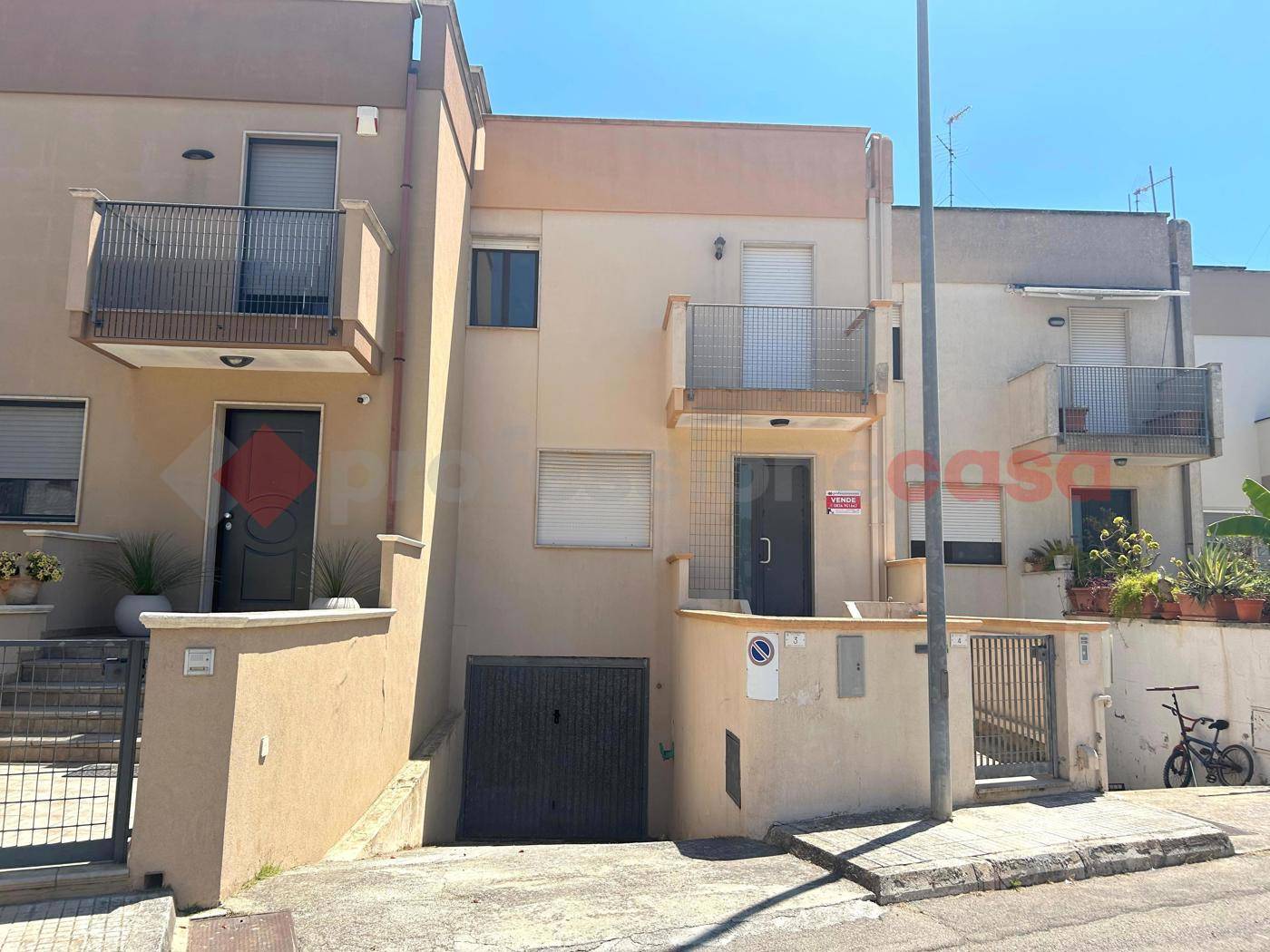 Casa indipendente, Maglie