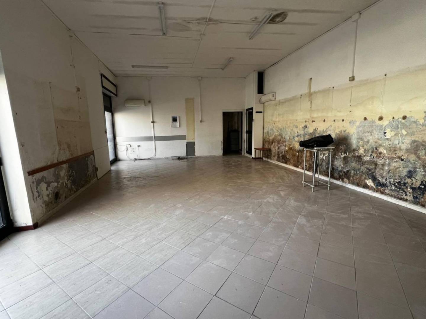 Locale commerciale, Battipaglia