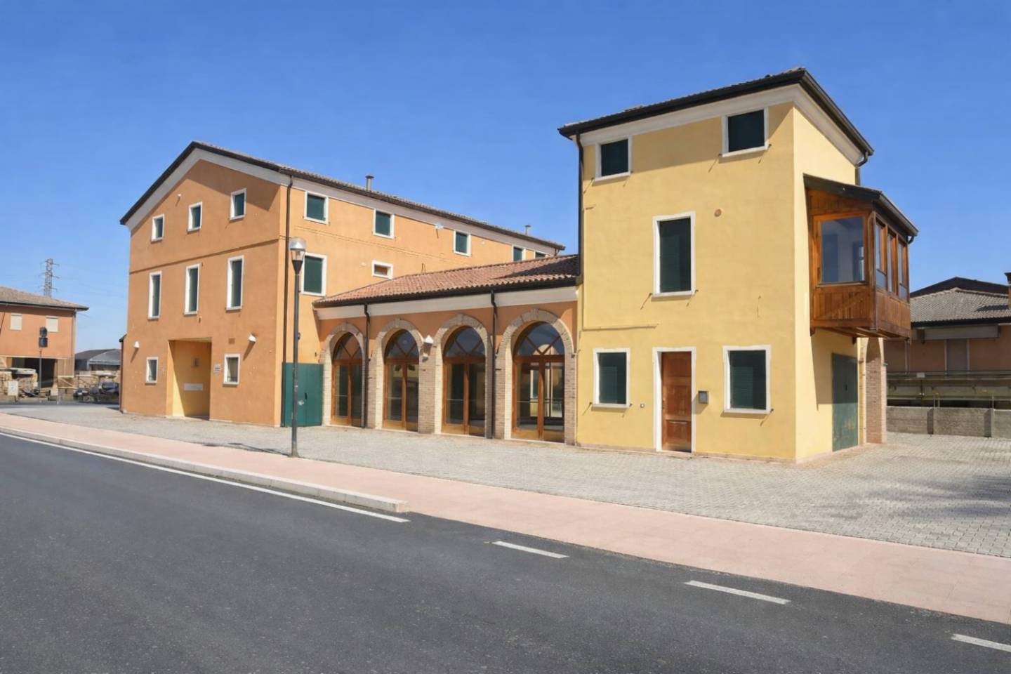 Locale commerciale, Due Carrare