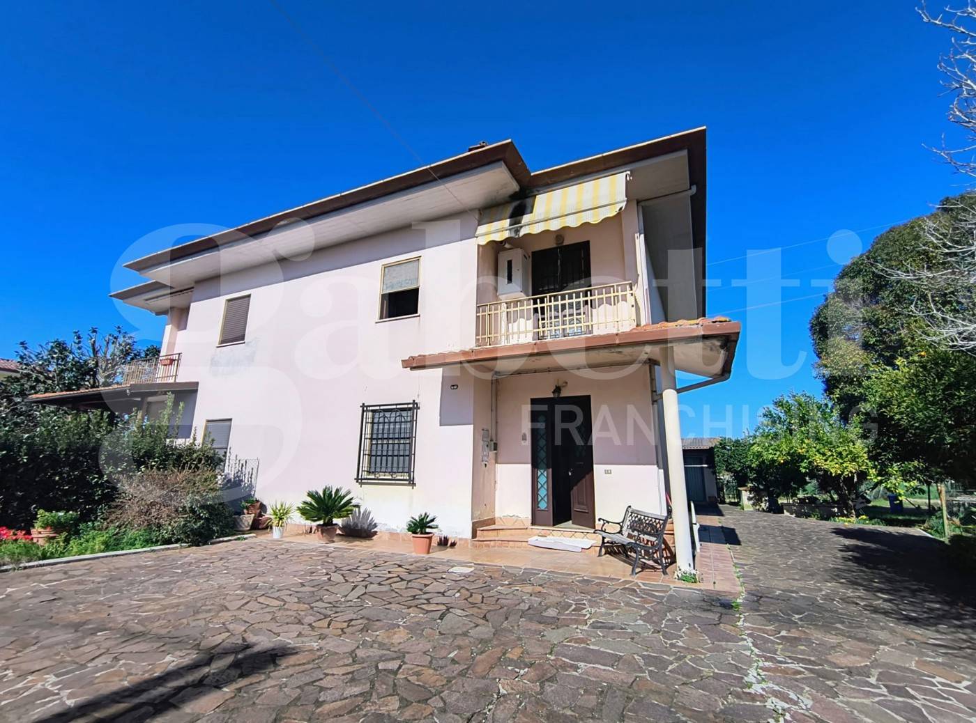 Casa Bi - Trifamiliare, Latina