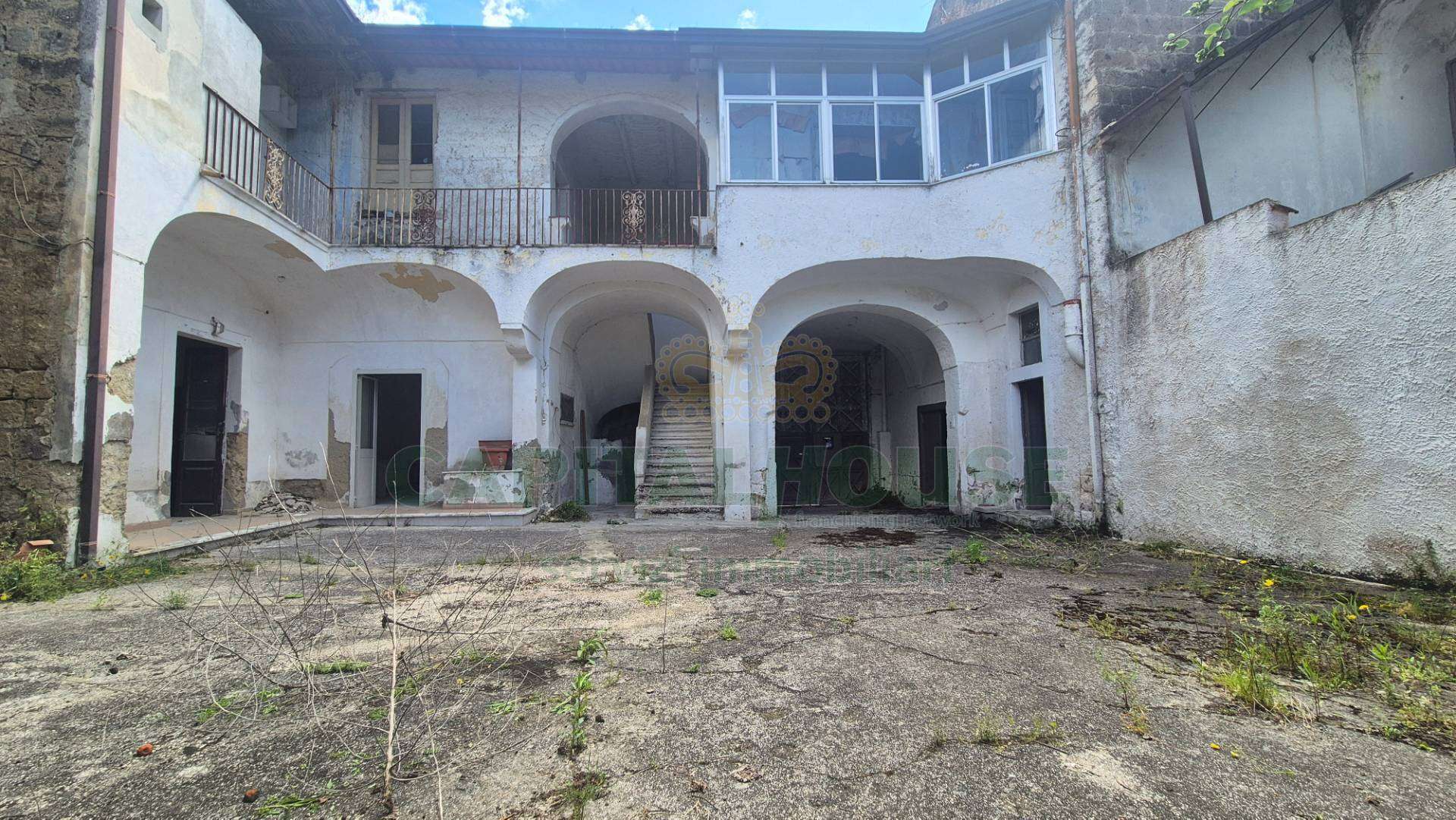 Casa indipendente, Portico di Caserta