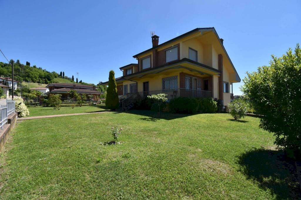 Villa via Toetto, Castelnuovo Calcea