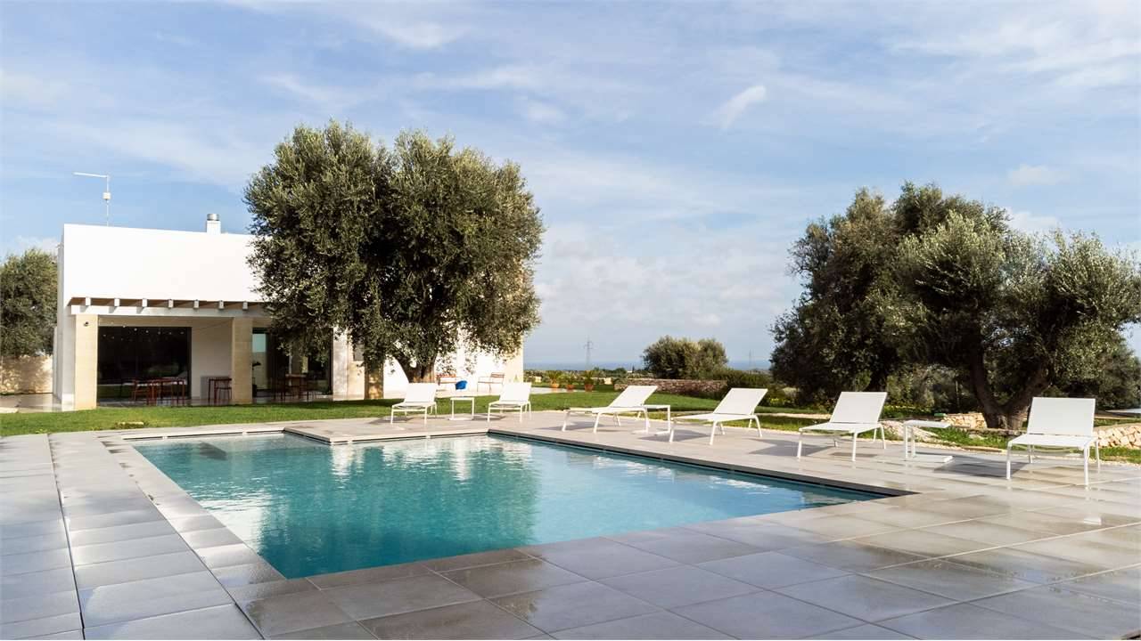 Villa, Carovigno