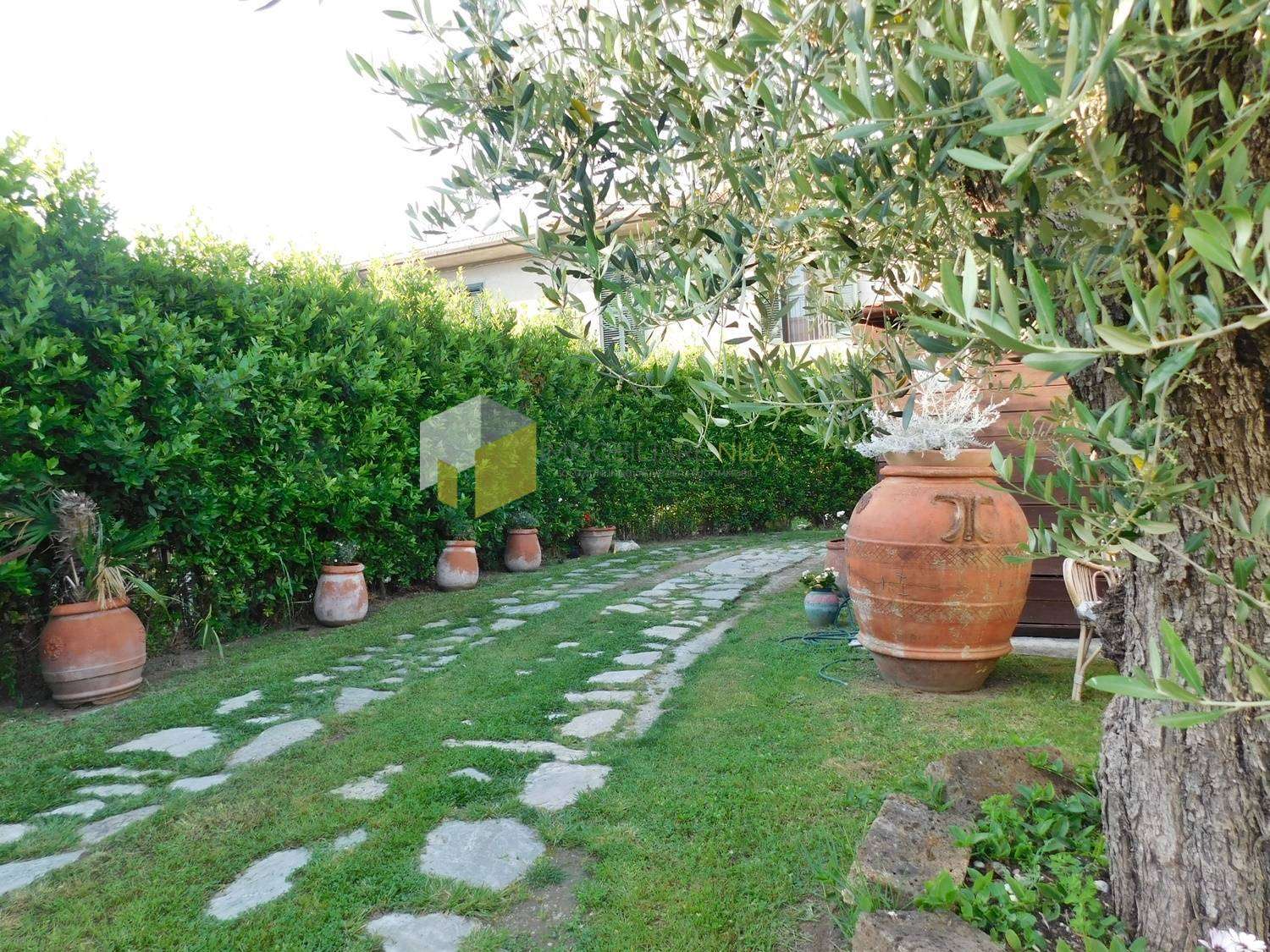 Locale commerciale Oberdan, Vecchiano