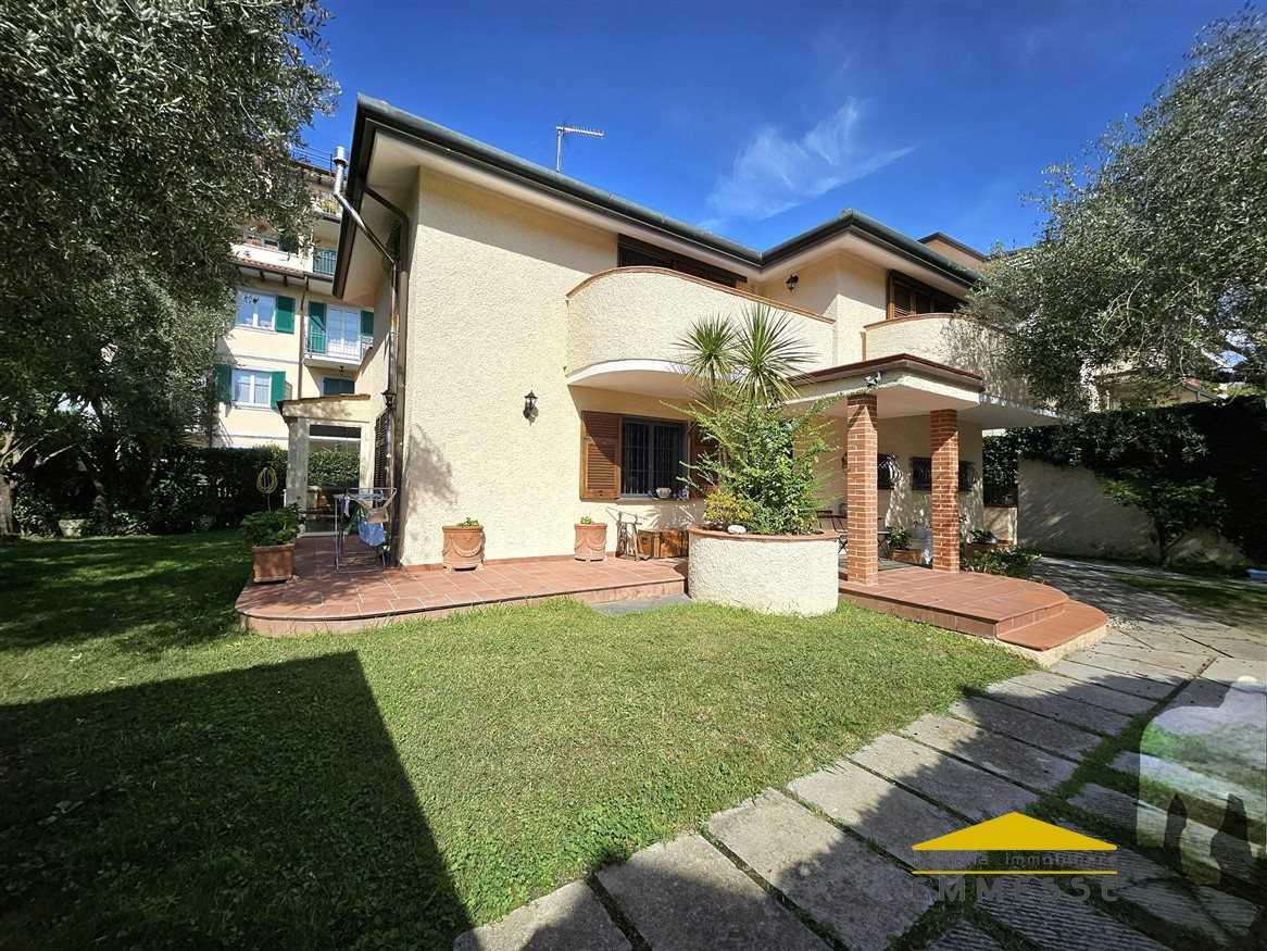 Casa indipendente viale stazione, Massa
