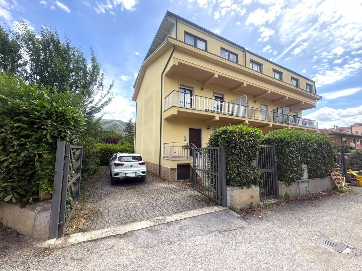 Casa Bi - Trifamiliare, L'Aquila
