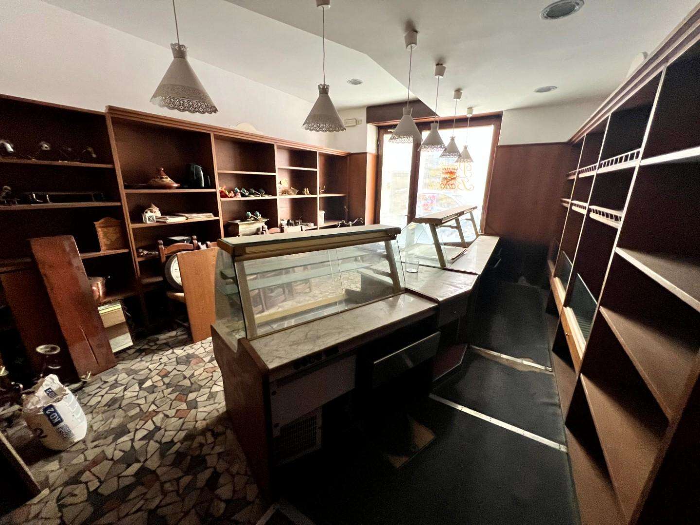 Locale commerciale Via Umberto I,, Borgo a Mozzano