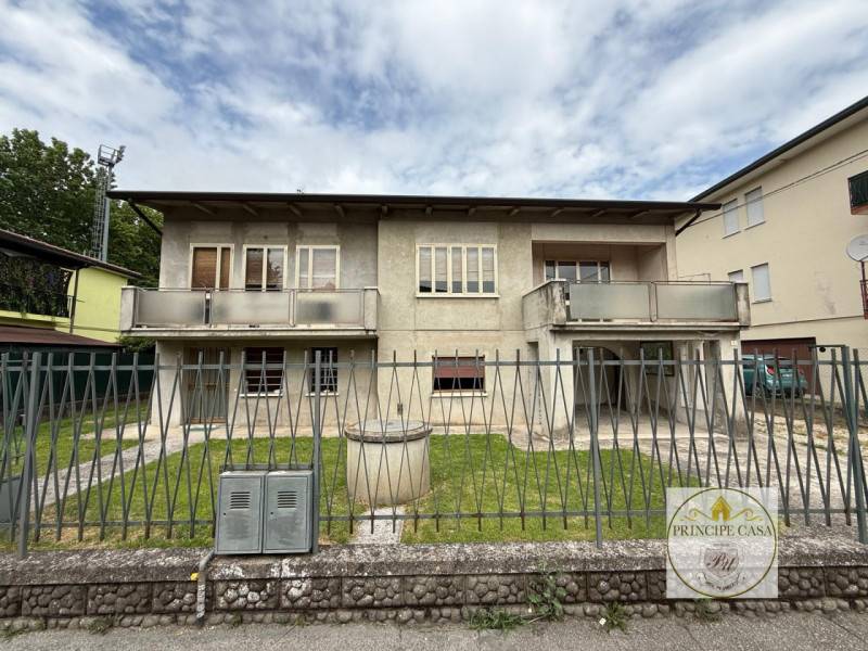 Casa indipendente Este, Este