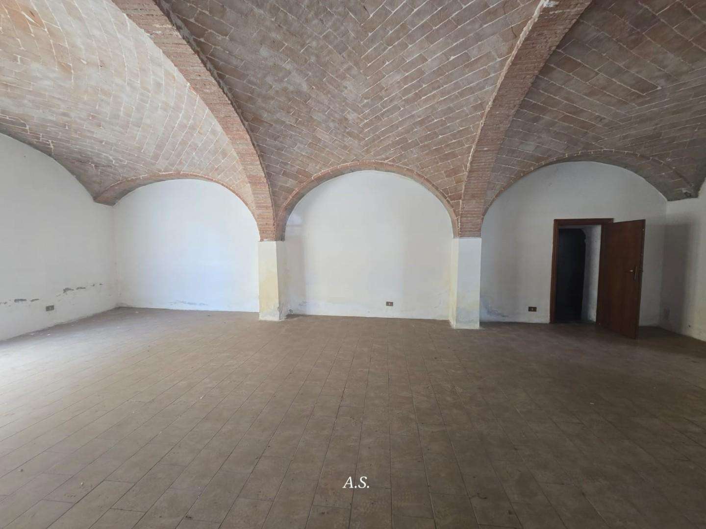 Locale commerciale Via Martiri della Libertà,  53034, Colle di Val d'Elsa