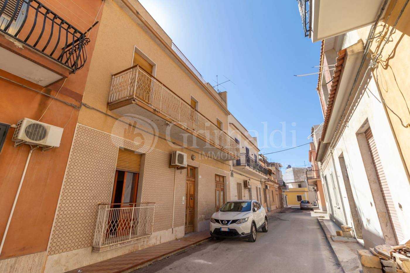 Casa indipendente Via Peschiera, Avola