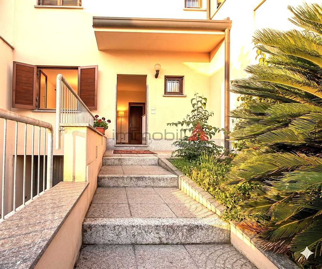 Villetta a schiera, Carugate